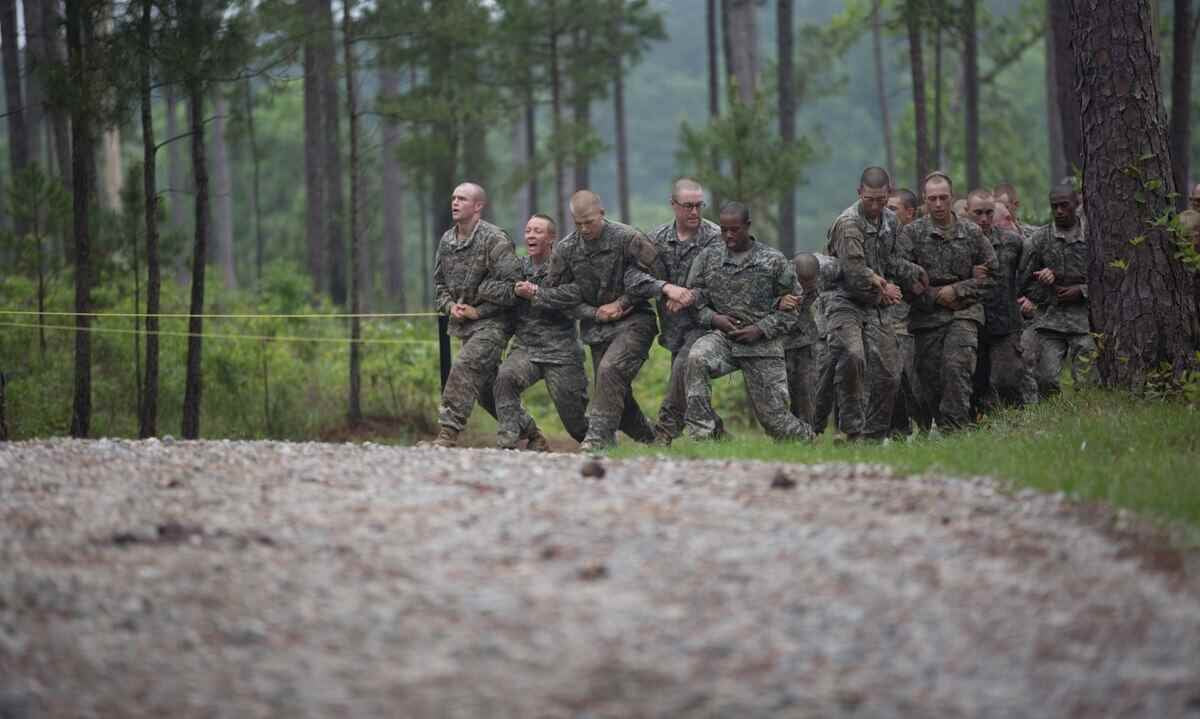 soldiers doing the buddy run during rap week at ranger school